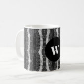 シックな白黒の装飾モノグラムの コーヒーマグカップ (正面左)