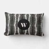 シックな白黒の装飾モノグラムの ランバークッション (正面)