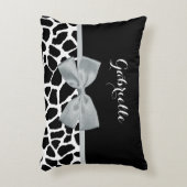 シックな白黒キリンプリントシルバーグレーボウ アクセントクッション (正面(垂直))