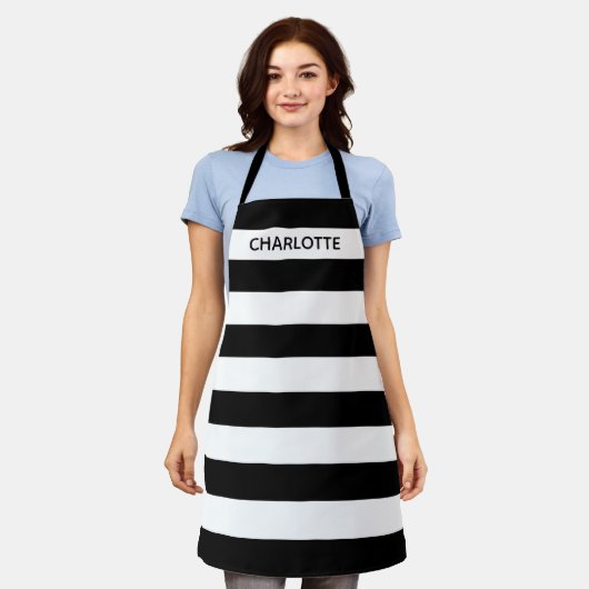 シックな白黒ストライプ名前をカスタムするモノグラム エプロン (着用した状態)