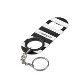 シックな白黒ストライプ名前をカスタムするモノグラム キーホルダー栓抜き (裏面アングル)