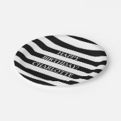 シックな白黒ストライプ名前をカスタムする誕生日 ペーパープレート (アングル)