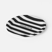 シックな白黒ストライプ名前をカスタムする誕生日 ペーパープレート (アングル)