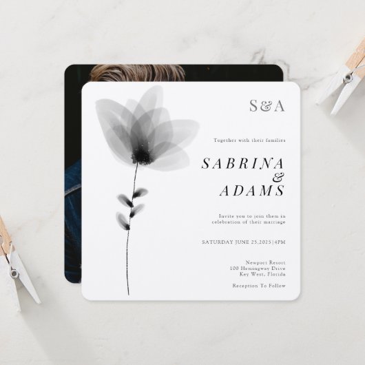 シックな白黒フローラモノグラムのフォト結婚ズ 招待状 (正面/裏面インサイチュ)