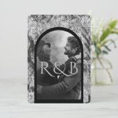 シックな白黒マウンテンズアーキフォトズ結婚ーズ 招待状 (スタンド正面)