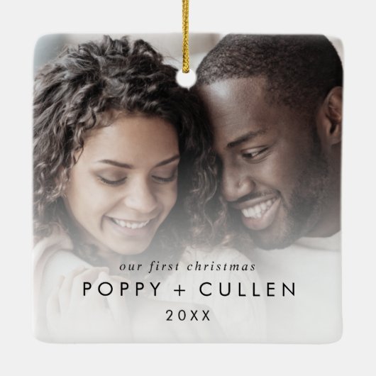 シックな私たちの初めてのクリスマスカップルキープサケ写真 セラミックオーナメント (裏面)