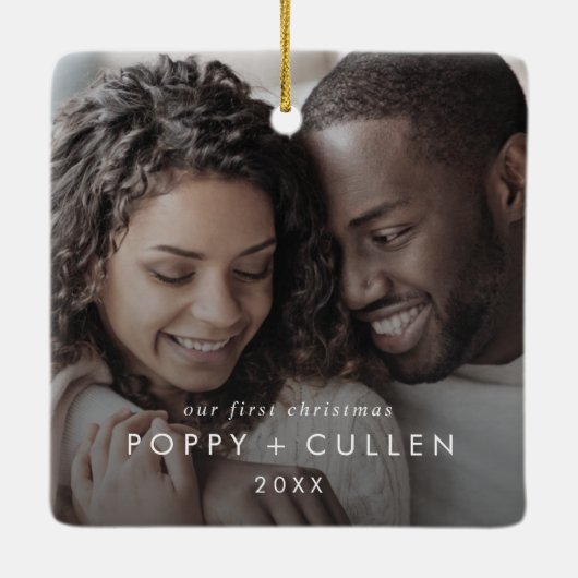 シックな私たちの初めてのクリスマスカップルフォトオーバーレイ セラミックオーナメント (裏面)