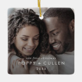 シックな私たちの初めてのクリスマスカップルフォトオーバーレイ セラミックオーナメント (正面)