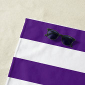 シックな紫と白ストライプのパーソナライズされた ビーチタオル (インサイチュ)