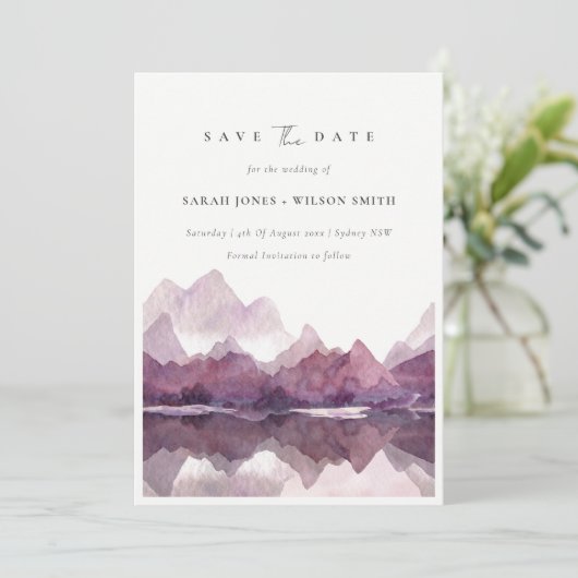 シックな紫色の水の色の山の湖の日付を保存 招待状 (スタンド正面)