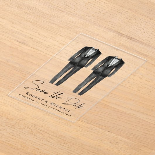 シックな結婚ゲイのTuxedo水の色は日付を保存 アクリル招待状 (レイダウン)