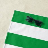 シックな緑と白ストライプのパーソナライズされた ビーチタオル (インサイチュ)