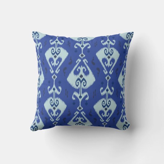 シックな緑のイカットトライバルパターンのモノグラム クッション (裏面)