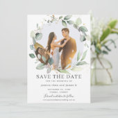 シックな緑のリース写真の日付カードを保存 招待状 (スタンド正面)