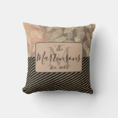 シックな羽と金ゴールドストライプモノグラムファミリー クッション (正面)