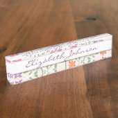 シックな花パターンデザインのモノグラム デスクネームプレート (側面)