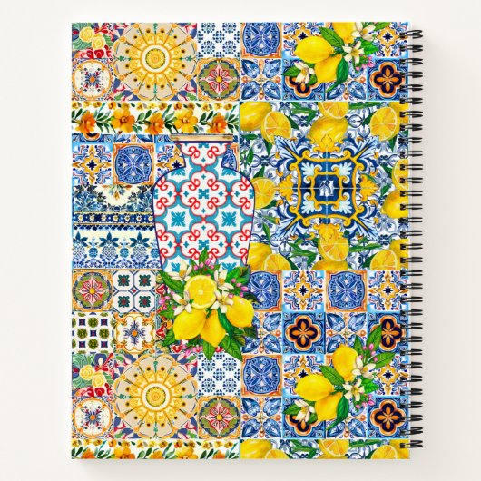 シックな花瓶オ地中海のレンジタイルのモノグラム ノートブック (裏面)