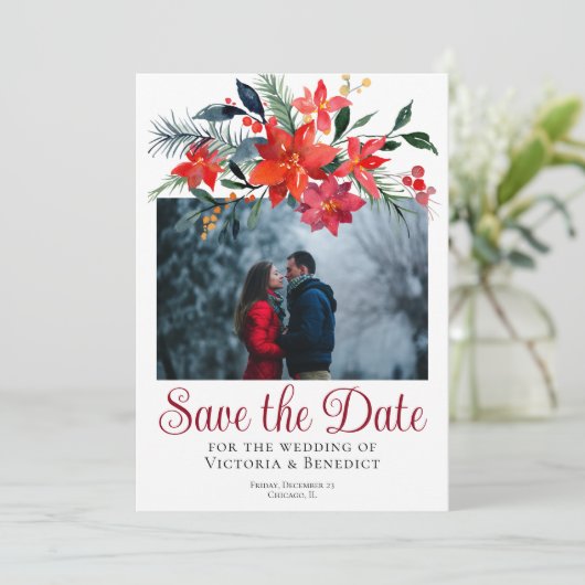 シックな赤いクリスマスポインセチア写真の日付を保存 招待状 (スタンド正面)