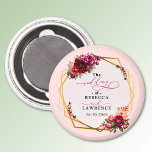 シックな赤いピンクのフローラとフェイク金ゴールド結婚ズ マグネット<br><div class="desc">シックエレガントなピンクの赤いブルゴーニュフェイクーと金ゴールドのマグ結婚ンの美しい花と緑の離れ。優雅さとロマンチックな魅力の魅惑的な融合。これらの美しい招待状は豊かなピンクと赤い色合いだ。書道はシックエレガントで簡単に行えカスタマイズる。ロマンチックでモダンフローラの結婚式招待状は、クラシックの色は決してスタイルから出ない。</div>