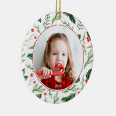 シックな赤いホリーパターンクリスマスフォトホリデー セラミックオーナメント (右)