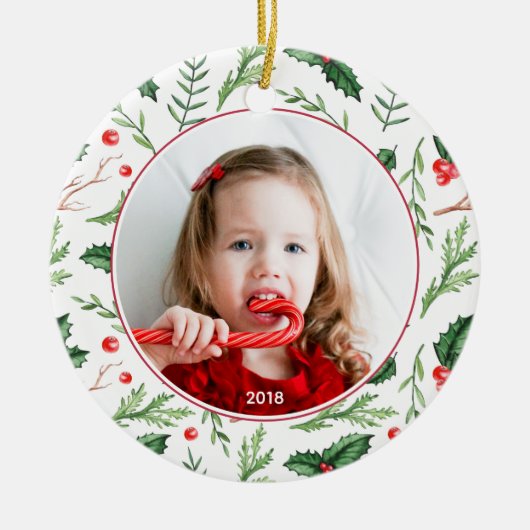 シックな赤いホリーパターンクリスマスフォトホリデー セラミックオーナメント (正面)