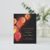 シックな赤い提灯の結婚式の日付を保存 案内ポストカード (スタンド正面)