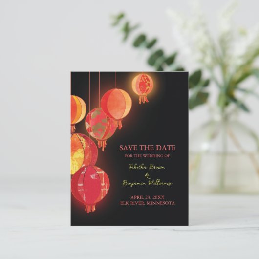シックな赤い提灯の結婚式の日付を保存 案内ポストカード (スタンド正面)