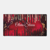 シックな赤い黒のドリッピンググリッターモノグラム デスクマット (正面)