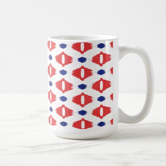 シックな赤の白いイカットの部族模様 マグカップ (右)