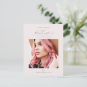 シックな赤面スクリプトワンフォト卒業パーティー 案内ポストカード (スタンド正面)