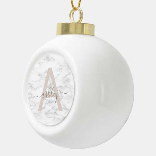 シックな赤面ピンクホワイトマーブルスクリプト名モノグラム セラミックボールオーナメント (右)