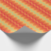 シックな転がギフトラップ：赤、オレンジ、緑のシェブロン ラッピングペーパー (角)