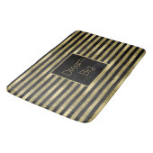 シックな金ゴールドおよび黒のストライプの夢の大きいパーソナライズ バスマット (アングル)