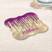 シックな金ゴールドとホットピンクのドリップモノグラム ペーパーコースター (アングル)