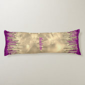 シックな金ゴールドとホットピンクのドリップモノグラム ボディピロー (裏面)