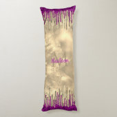 シックな金ゴールドとホットピンクのドリップモノグラム ボディピロー (裏面 (縦))