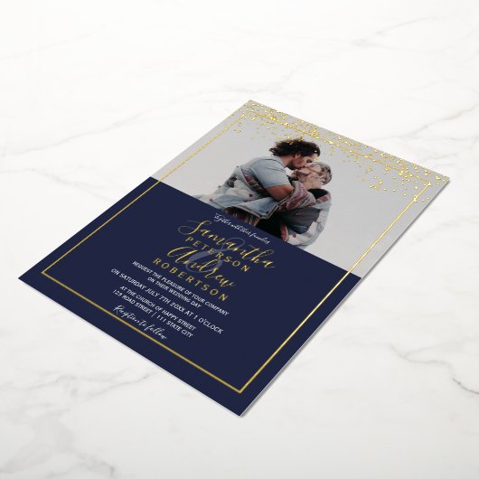 シックな金ゴールド紙吹雪ネイビータイポグラフィ結婚写真 箔招待状 (回転した状態)