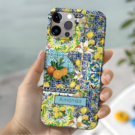 シックな青とターコイズのシチリア・シトラス・フラワータイル柄 iPhone 15ケース