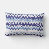 シックな青と白の抽象芸術波パターン ランバークッション (裏面)