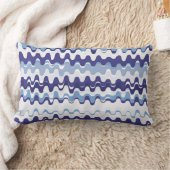 シックな青と白の抽象芸術波パターン ランバークッション (ブランケット)