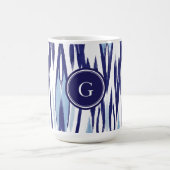 シックな青と白の水色のイカットパターン マグカップ (中央)