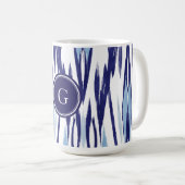 シックな青と白の水色のイカットパターン マグカップ (正面右)