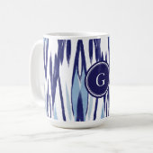 シックな青と白の水色のイカットパターン マグカップ (正面左)