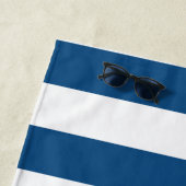 シックな青と白ストライプのパーソナライズされた ビーチタオル (インサイチュ)