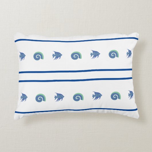 シックな青と白ストライプの貝殻と魚 アクセントクッション (正面)