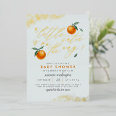 シックな青の小さなかわいこちゃんオレンジ色の赤ちゃんシャワー 箔招待状 (立ち正面)