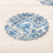 シックな青の白いトワール・ド・ジョイ人形と花 ペーパーコースター (アングル)