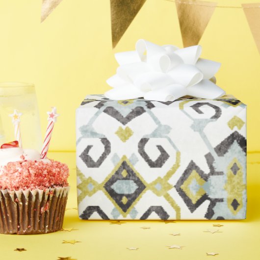 シックな黄色および灰色のイカット種族パターン ラッピングペーパー (誕生日パーティー)