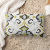 シックな黄色および灰色のイカット種族パターン ランバークッション (ブランケット)