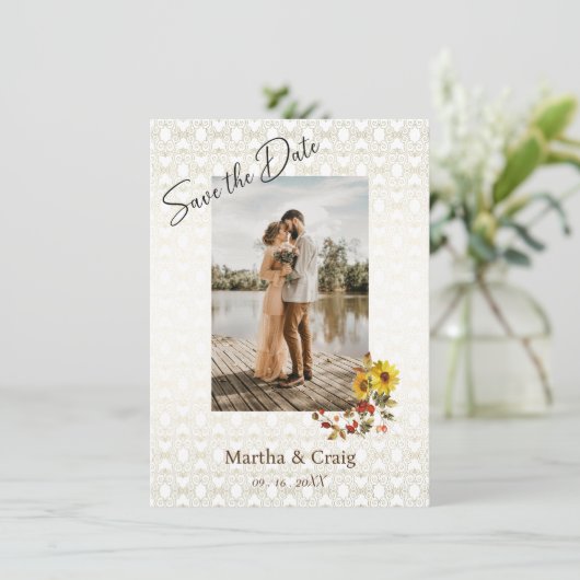 シックな黄色のヒマワリのレース写真の日付を保存 招待状 (スタンド正面)